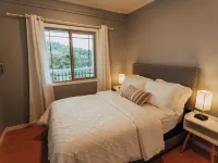 Charming Retreat with Stunning Lake Views. Ξενοδοχεία στην πόλη Crestline