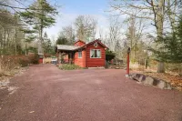 NEW! Modern Cabin - Hot Tub, Fireplace, Central Location