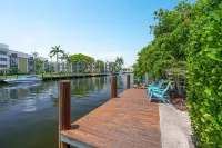WATERFRONT & HEATED POOL- Tropical 2b/2b w/ Private Dock