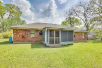 6 Mi to Ellen Trout Zoo: Family Home w/ Yard! Hotels in Lufkin