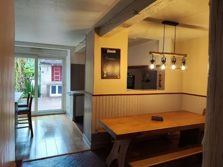 Gîte Familial au Calme Avec Espace Détente Отели в г. Yonne