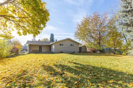 Peaceful and Welcoming 3 bedroom/1.5 bath home conveniently located!