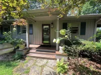 Walk to town Cozy Cottage