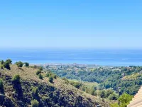 Quiet apartment with stunning mountain, river and sea views