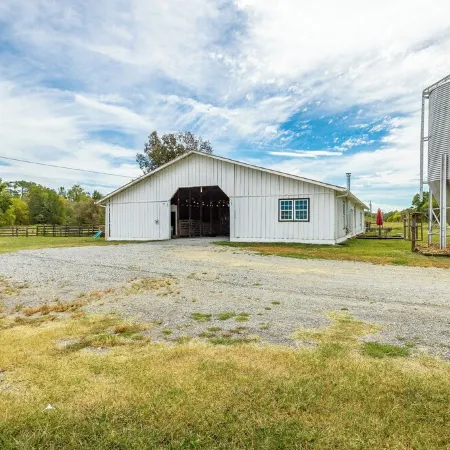 Unique barndominium with lots of space near Chattanooga