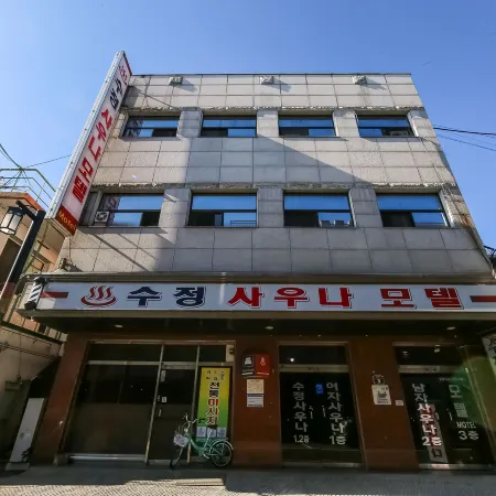 Gyeongju Sujeong Sauna Motel Отели рядом с достопримечательностью «Галерея «Хонджасу»»