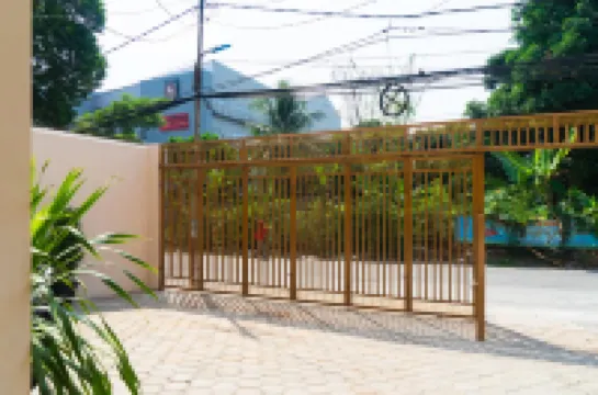 RedDoorz Near Cipinang Indah Mall Hotels near Krisnadwipayana University