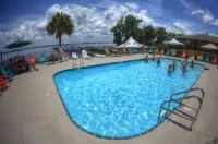 Crystal Cove Riverfront Resort - Pool
