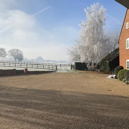 Hillside Farm Barn Apartments Отели рядом с достопримечательностью «Университет Суррей»