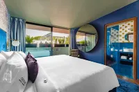 Pug Seal Polanco Anatole France - Pet friendly