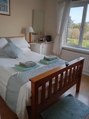 Room in Apartment - 1 Bedroom in A Homely Home with A Lovely Farm