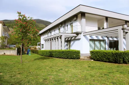 Hotel Insteia Отели в г. Атена-Лукана