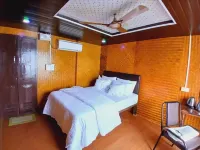 Aquaholic - A Floating Villa Hotels in Solim