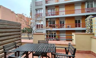 Montserrat Apartments by Gaiarooms