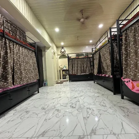 Balaji Dormitory In Andheri Отели рядом с достопримечательностью «Пляж Версова»
