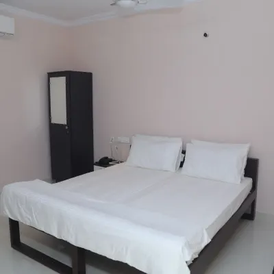 Brundavan Suites โรงแรมใกล้หาดโรชิคอนดา