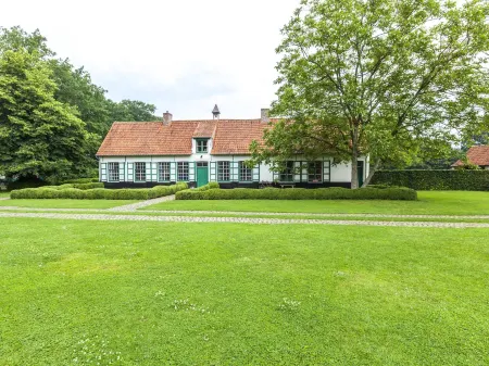 Beautiful Farmhouse in Beernem with Garden Отели в г. Бернем