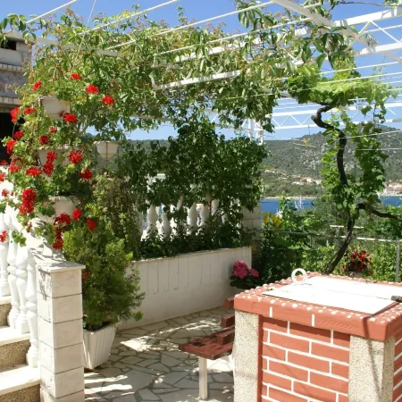 Apartment in Vinisce 100m from the Sea