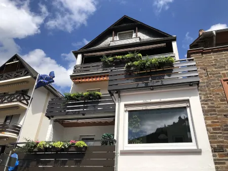 Ferienwohnungen Haus Zur Linde Отели в г. Кохем