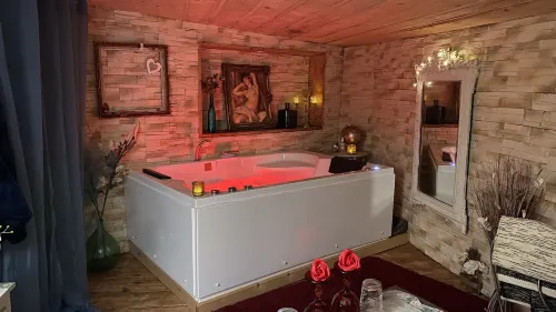 La Suite Inoubliable Avec Jacuzzi Hotels in Barjols