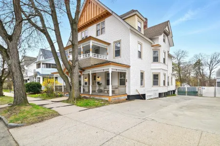 Elegant 7Br 2.5Bath Victorian Gem Sleeps 16+ Отели в г. Спрингфилд