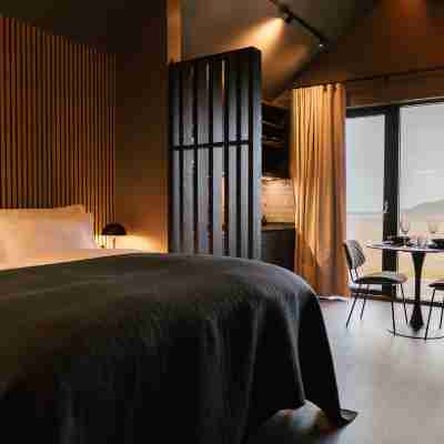 Black Beach Suites Rooms