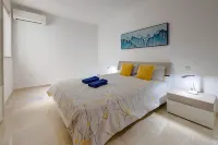 Deluxe Apartment Steps to St George's Bay