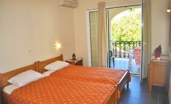 Holiday Studio Apartments Yannis on the Beach of Agios Gordios in Corfu