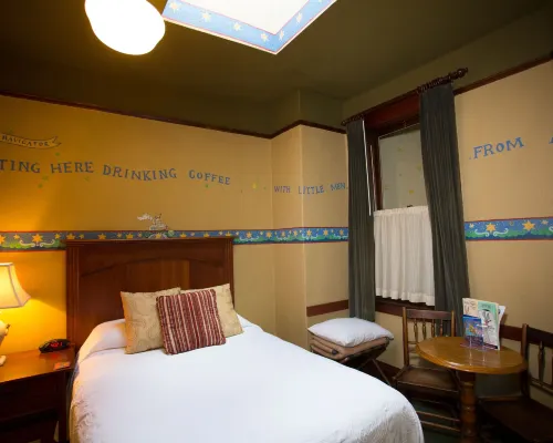 McMenamins White Eagle Saloon and Rock & Roll Hotel โรงแรมใกล้ถนนอัลเบอร์ตา