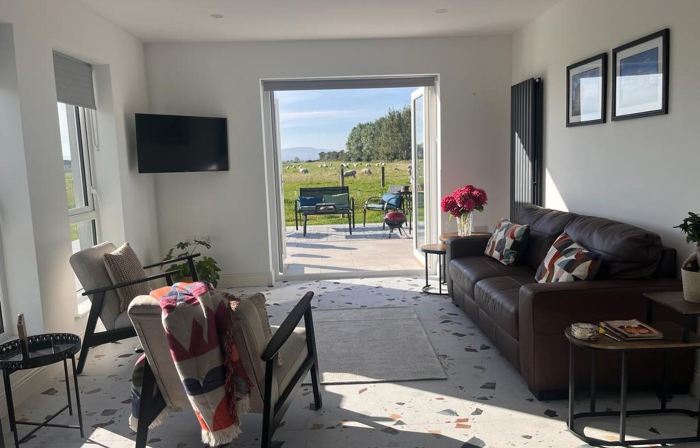 Sunset Cottage - Sleeps 6 - Parking - Garden