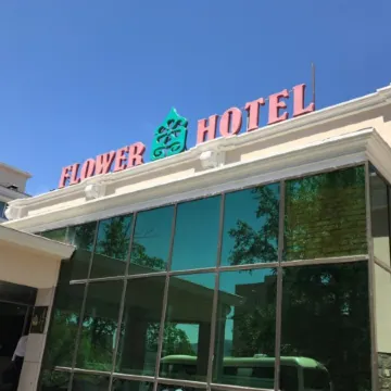 Flower Hotel Ulaanbaatar Отели рядом с достопримечательностью «Сүхбаатарын Талбай»