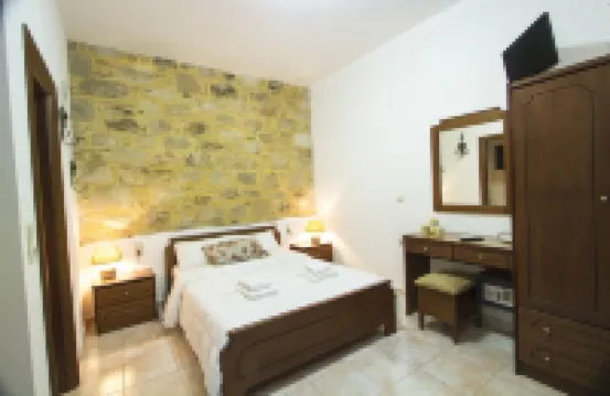 Agarathos Traditional Rooms - Pool - Kaliviani -on the Road to Balos