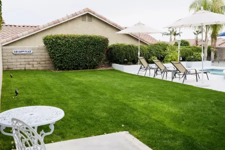 Coastal Chic 3 Bdrm House w/ Brand New SALTWATER Pool - Walk to Tennis Garden Отели рядом с достопримечательностью «Индиан-Уэллс Теннис Гарден»