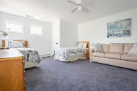 NEW! Private Pool Large Family Home / 6 Bedrooms 4 Baths / Grilling Patio - Homestays