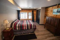 Snowmobilers & Skiers Full Scandinavian Log Home On Private Lake