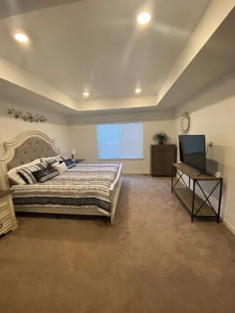 Beautiful 2022 Constructed Patio Home. Sleeps up to 6 people. 10mins DIA Airport