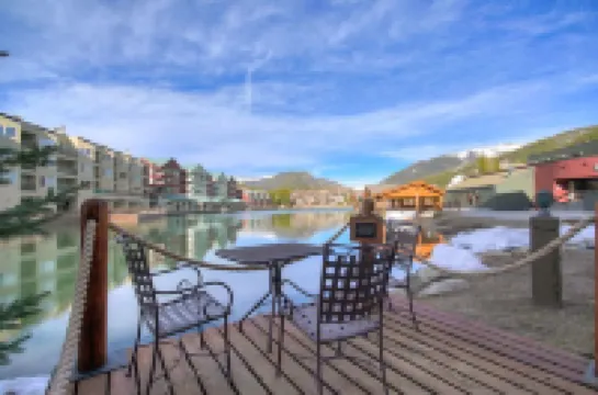 Resort Amenities and Scenic Surroundings - Stunning Lake View Retreat