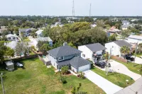 Saltwater Pool, Grill and Wi-Fi - Inviting Coastal Retreat