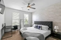 Modern Amenities and Sparkling Pool Access - Elegant Retreat 酒店