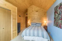 Spectacular Mountain and River Views - Charming Riverside Retreat