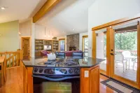 Private Hot Tub and Cozy Fireplace - Stunning Retreat