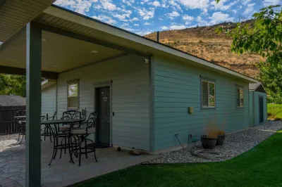Charming Cottage with Outdoor Kitchen and Sauna - Inviting Retreat Hotels near Farewell Bend State Recreation Area
