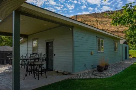 Charming Cottage with Outdoor Kitchen and Sauna - Inviting Retreat