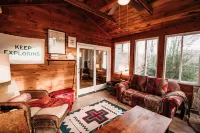 All-Season Sun Porch and Wood-Burning Stove - Charming Retreat Hotels in Coolbaugh Township