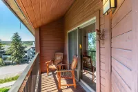 Heated Pool and Hot Tubs - Charming Mountain Retreat