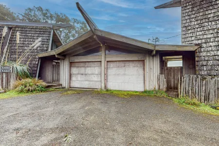 Elk Mid-Century - Guest House Отели рядом с достопримечательностью «Наварро Пойнт Презерв энд Синик Трейл»