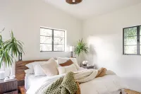 Mountain Views and Gourmet Kitchen - Stunning Modern Retreat Hotel a Calabasas