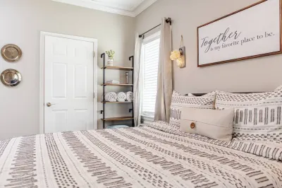 Historic Downtown Escape with Unique Architecture - Charming Cozy