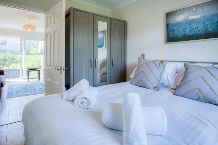 Bayview 72 - 2 Bedroom Chalet - Bayview Oxwich Отели в г. Пенрис