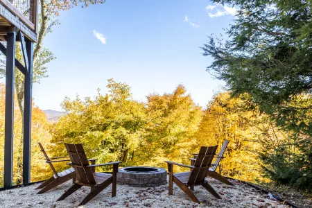 Mountain Views and Hot Tub - Cozy Upscale Cabin Retreat Отели в г. Севен Девилс